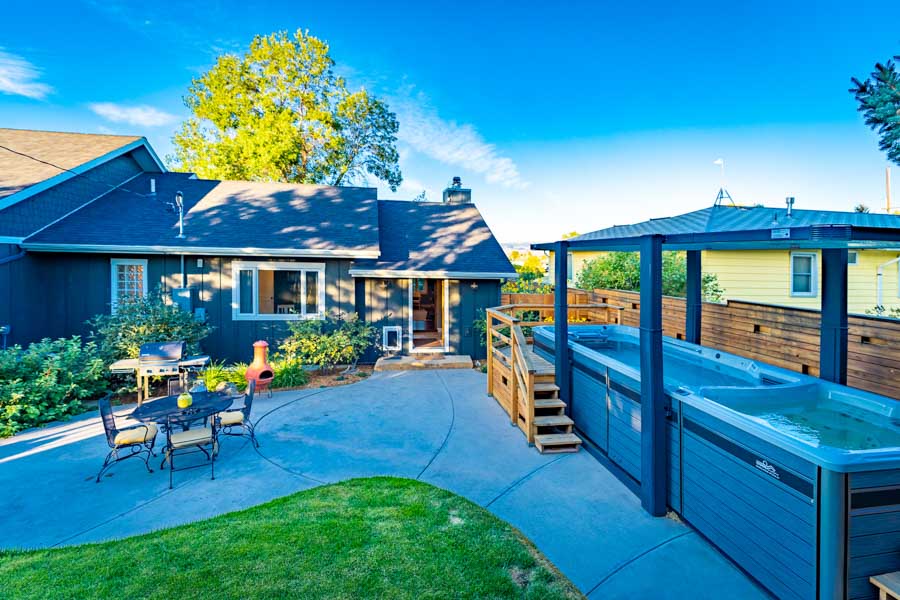 Absaroka Sunrise Vacation Rental Home Paradise Valley backyard