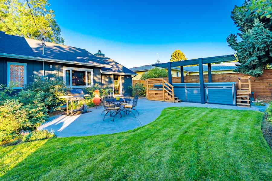 Absaroka Sunrise Vacation Rental Home Paradise Valley backyard