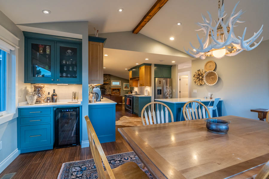 Absaroka Sunrise Vacation Rental Home dining table