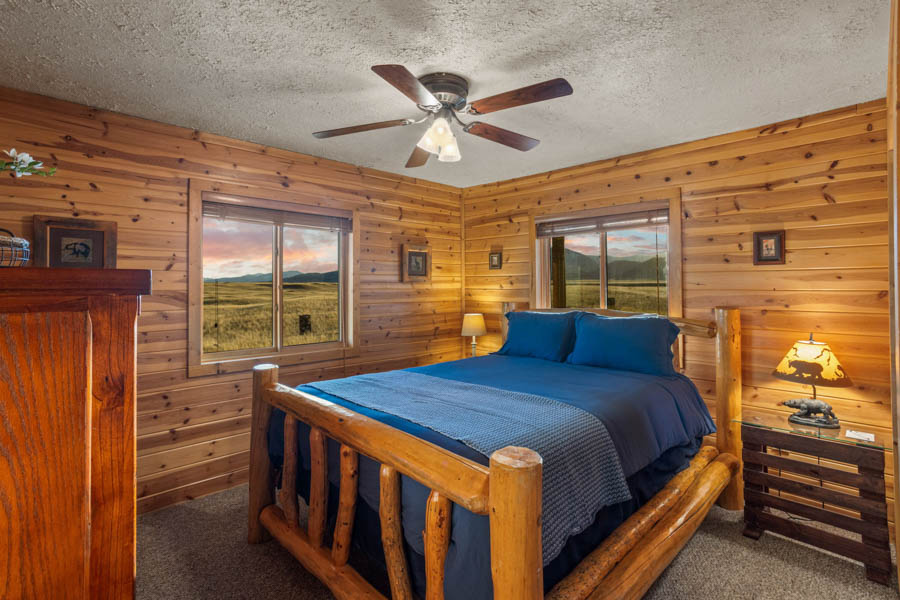 Livingston Montana Vacation Rental Home Blackhawk Cabin bed