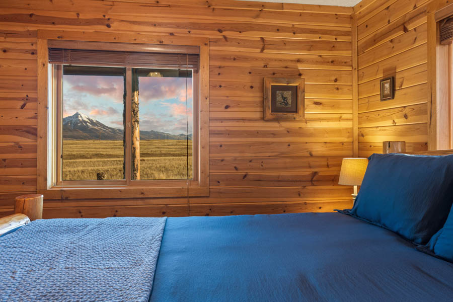 Livingston Montana Vacation Rental Home Blackhawk Cabin bed