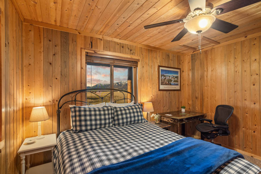 Livingston Montana Vacation Rental Home Blackhawk Cabin bed