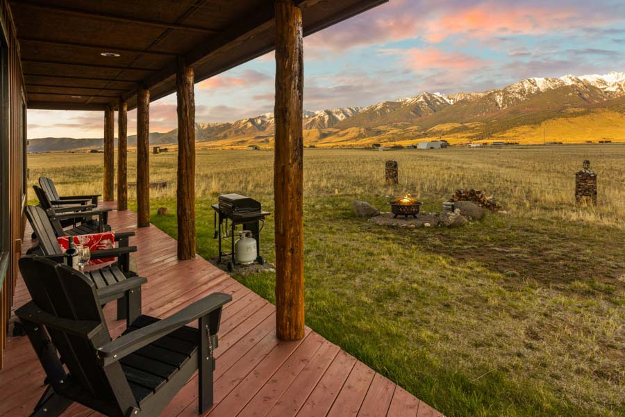 Montana Vacation Rental Home Livingston Blackhawk Cabin outside