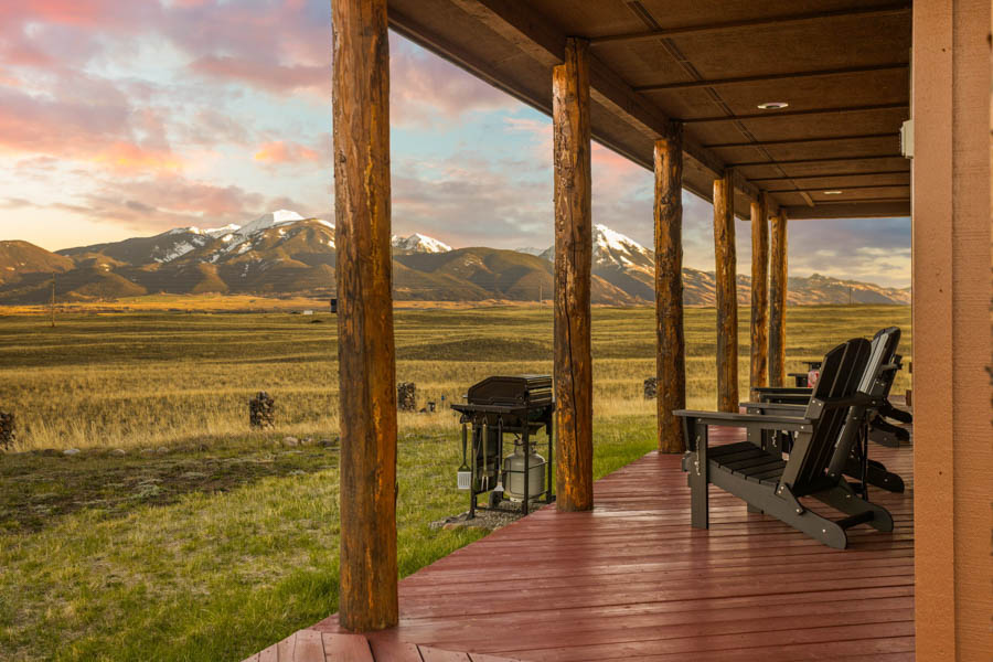 Montana Vacation Rental Home Livingston Blackhawk Cabin outside