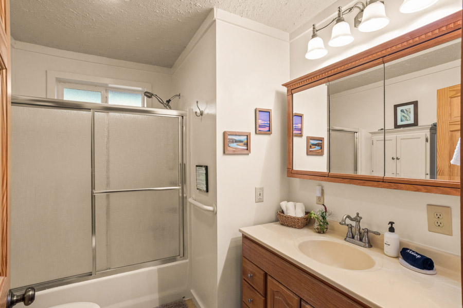 Paradise Valley Vacation Rental Home Livingston Blackhawk Cabin bath