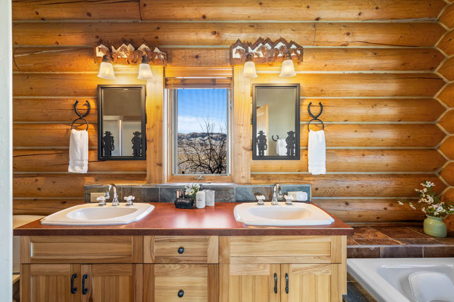 The Chalet Rental Home in Paradise Valley Montana bathroom