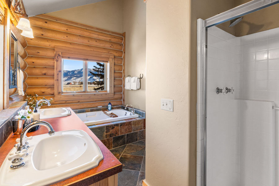 Rental Home in Paradise Valley Chalet bathroom
