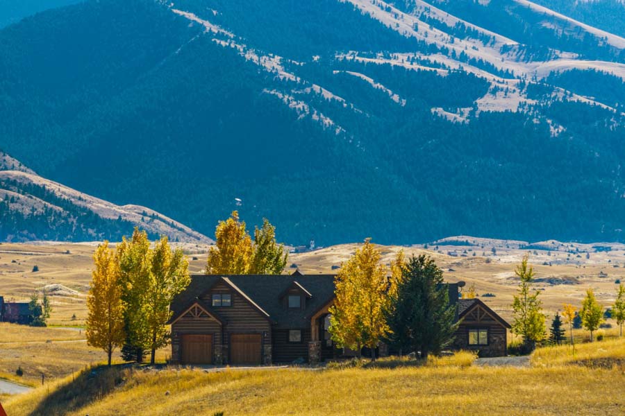 Cowboy Lake Lodge Vacation Rental in Paradise Valley outside