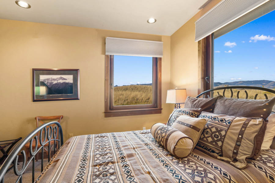 Paradise Valley Cowboy Lake Lodge Vacation Rental bed