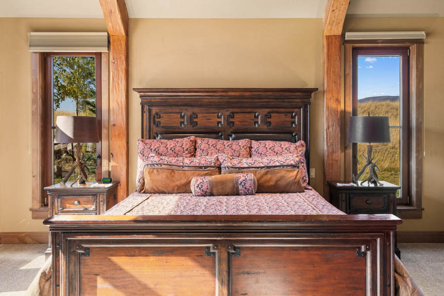 Yellowstone River Vacation Home Cowboy Lake Lodge bed