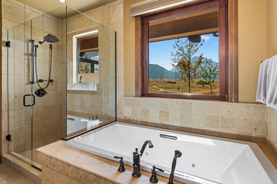 Yellowstone River Vacation Home Cowboy Lake Lodge bath