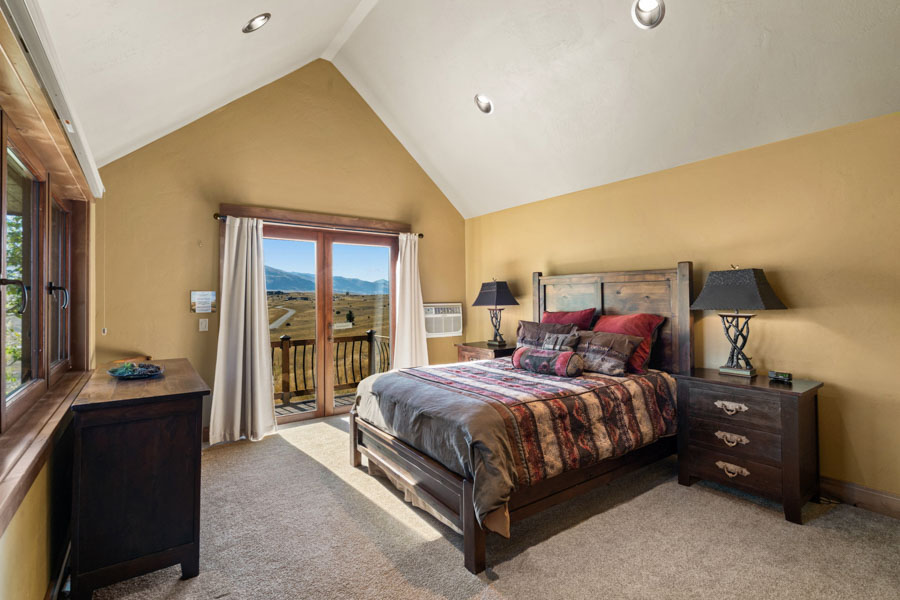 Yellowstone River Vacation Home Cowboy Lake Lodge bedroom