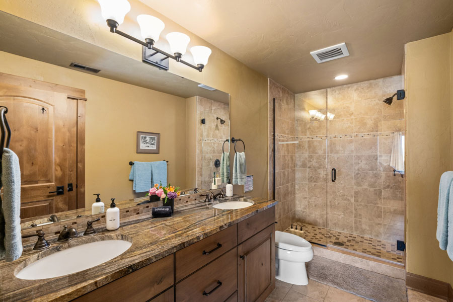 Yellowstone River Vacation Home Cowboy Lake Lodge bath