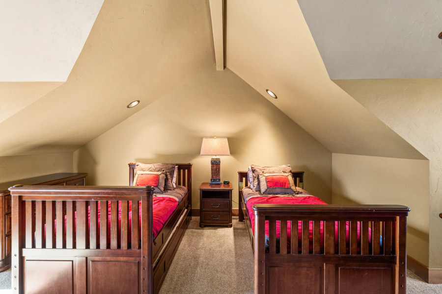 Yellowstone River Vacation Home Cowboy Lake Lodge upstairs beds