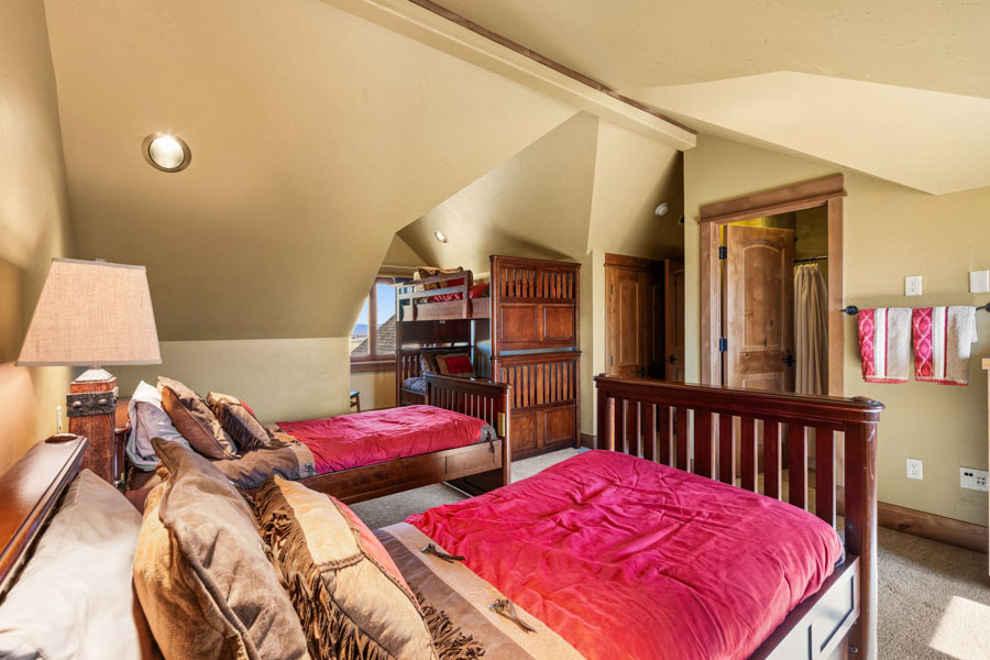 Yellowstone River Vacation Home Cowboy Lake Lodge upstairs beds