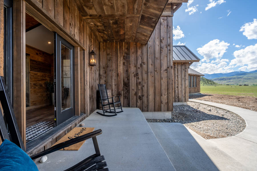 Yellowstone River Rental home Double MM Ranch porch