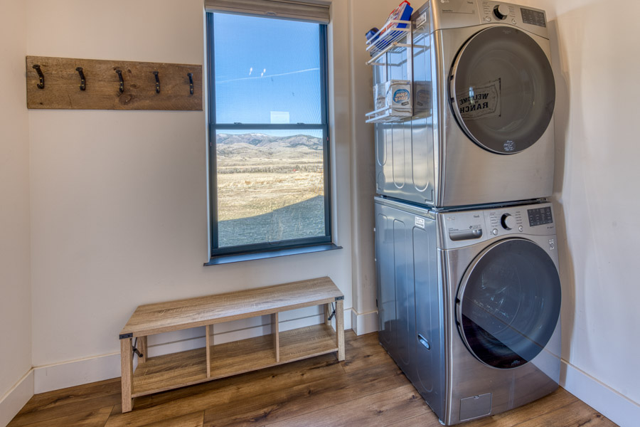 Livingston Montana Rental home Double MM Ranch laundry