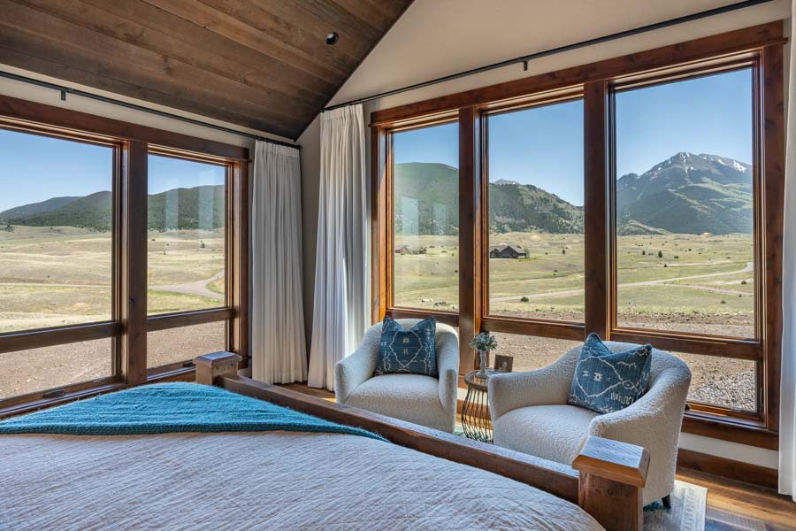 Yellowstone River vacation rental home Emigrant Peak Lodge bedroom view