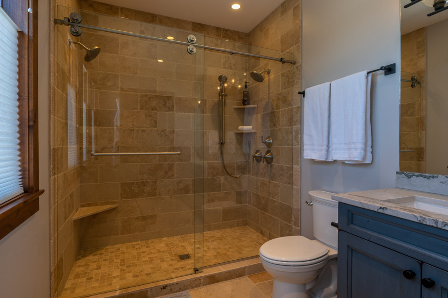 Yellowstone River vacation rental home Emigrant Peak Lodge bathroom