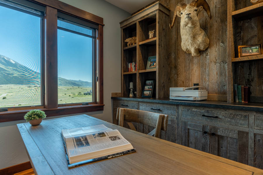 Yellowstone River vacation rental home Emigrant Peak Lodge interior