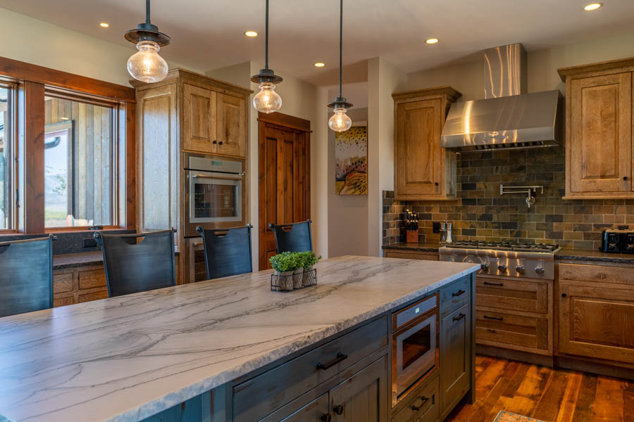 Yellowstone River vacation rental home Emigrant Peak Lodge table