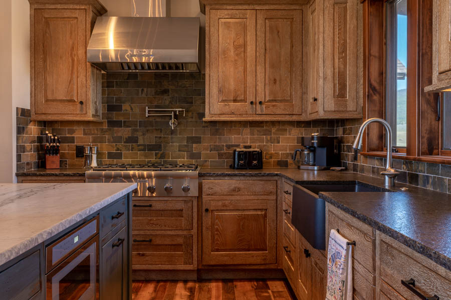 Yellowstone River vacation rental home Emigrant Peak Lodge kitchen