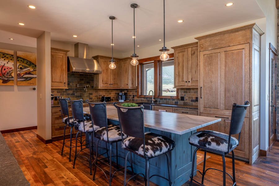 Yellowstone River vacation rental home Emigrant Peak Lodge table