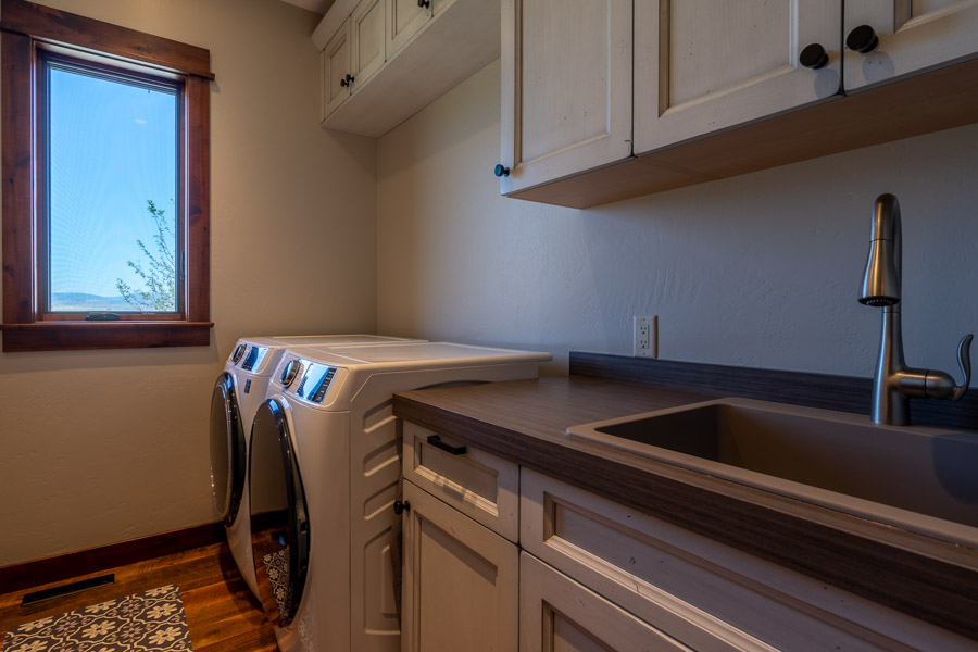 Livingston Montana Vacation Rental Home Emigrant Peak Lodge laundry