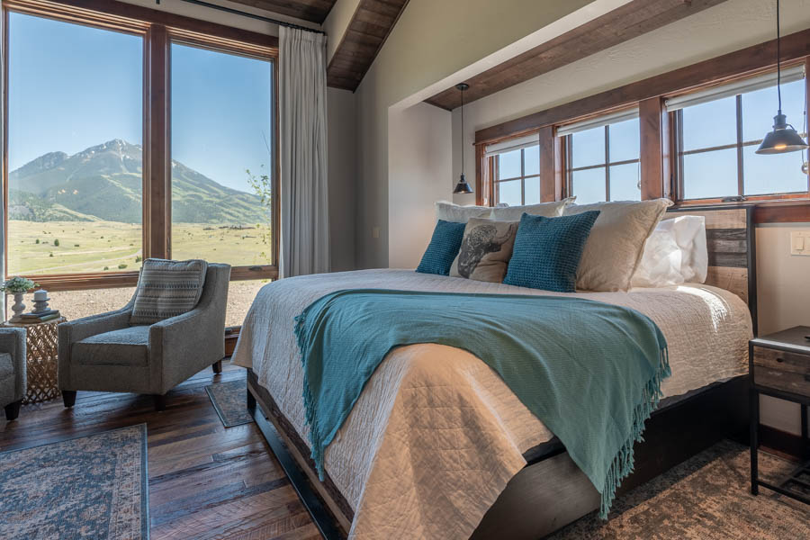 Livingston Montana Vacation Rental Home Emigrant Peak Lodge bed