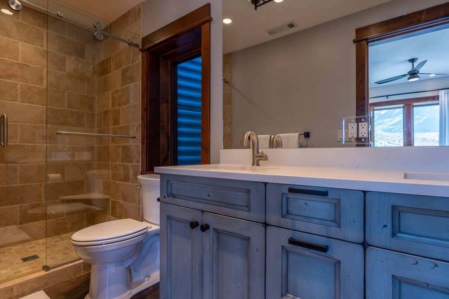 Emigrant Peak Lodge Paradise Valley vacation rental bathroom