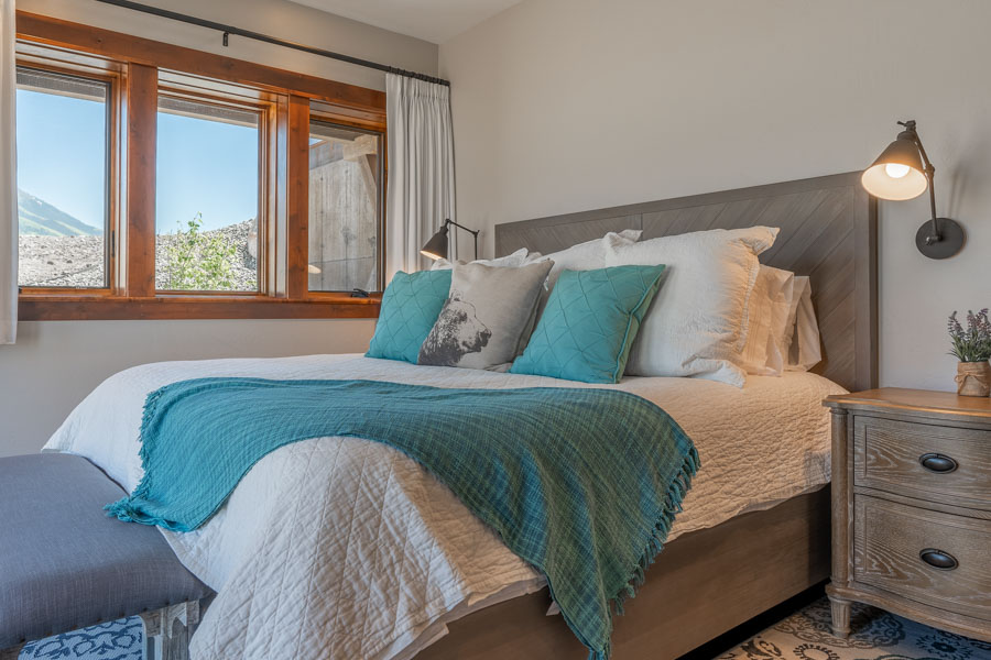 Emigrant Peak Lodge Paradise Valley vacation rental bed