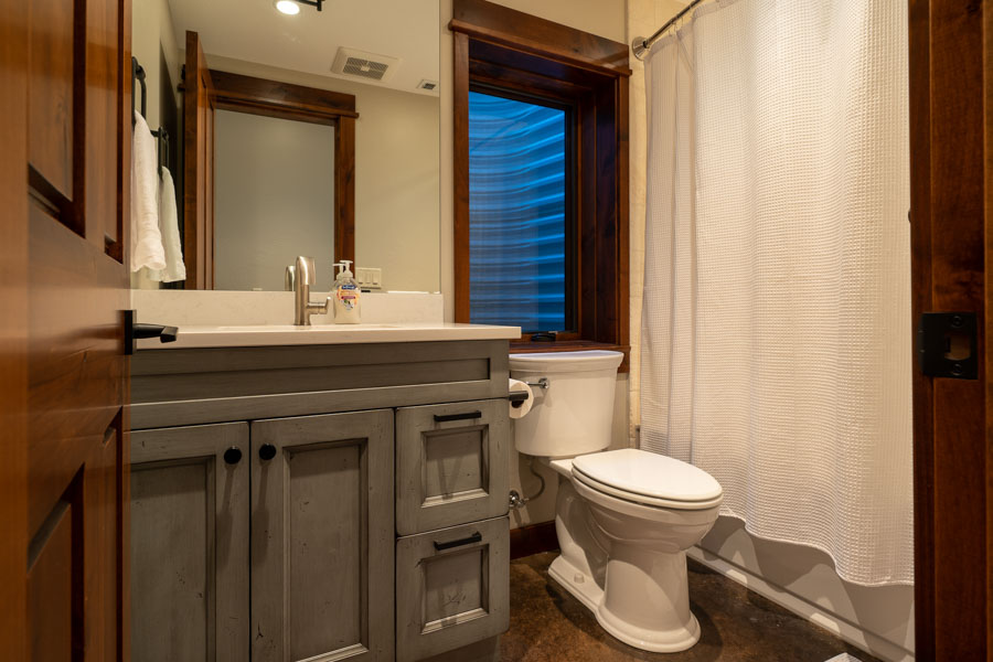 Yellowstone River vacation rental home Emigrant Peak Lodge bathroom