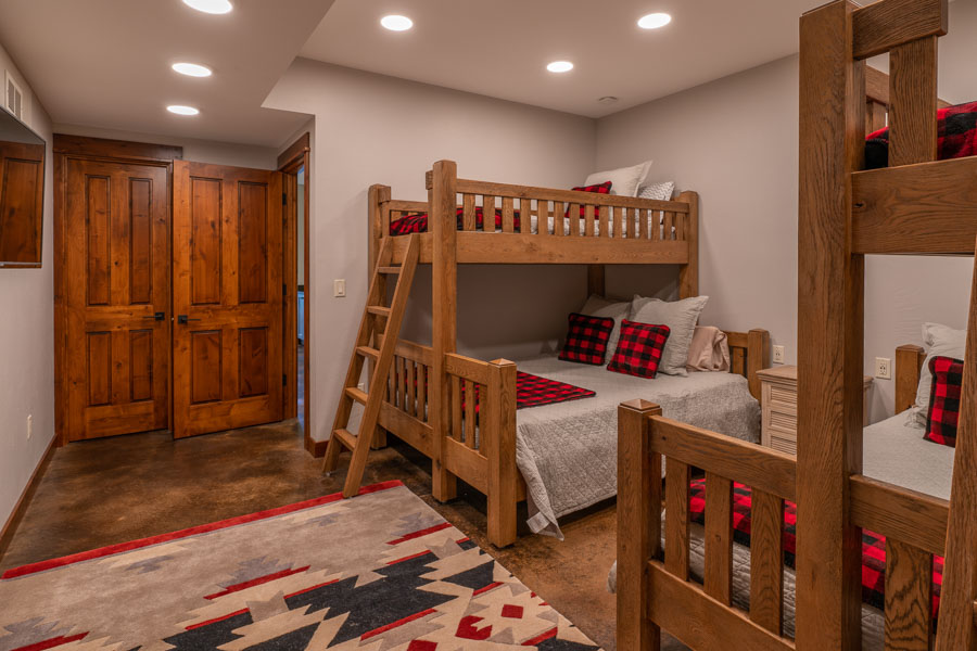 Yellowstone River vacation rental home Emigrant Peak Lodge bed