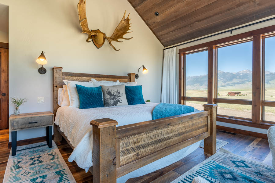 Yellowstone River vacation rental home Emigrant Peak Lodge bed