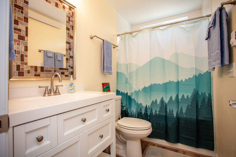 Evergreen House Yellowstone River Rental Home bath