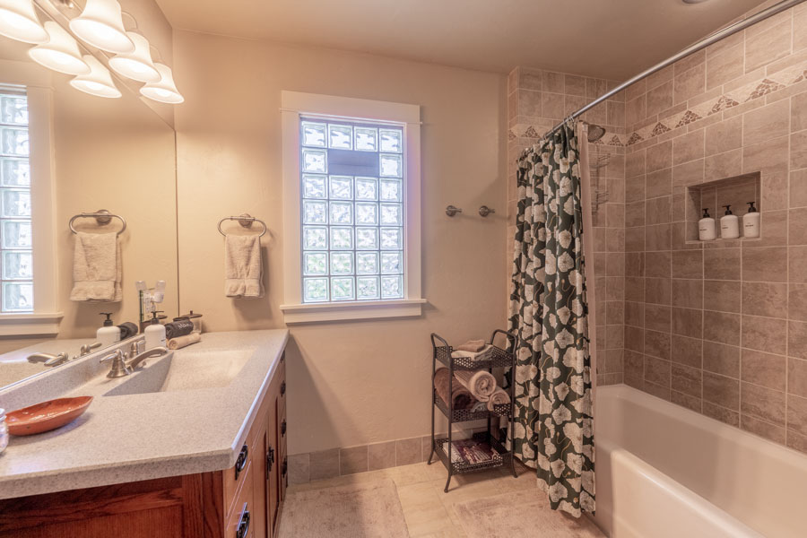 Paradise Valley Vacation Rental Home Fisherman's Bungalow bath