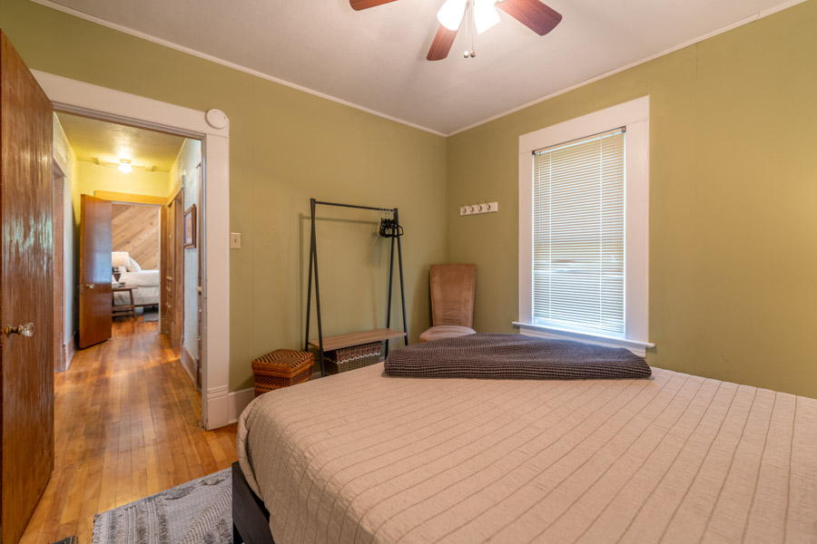 Paradise Valley Vacation Rental Home Fisherman's Bungalow bed