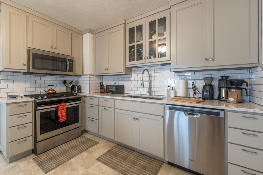 Livingston Rental Home Fisherman's Bungalow kitchen