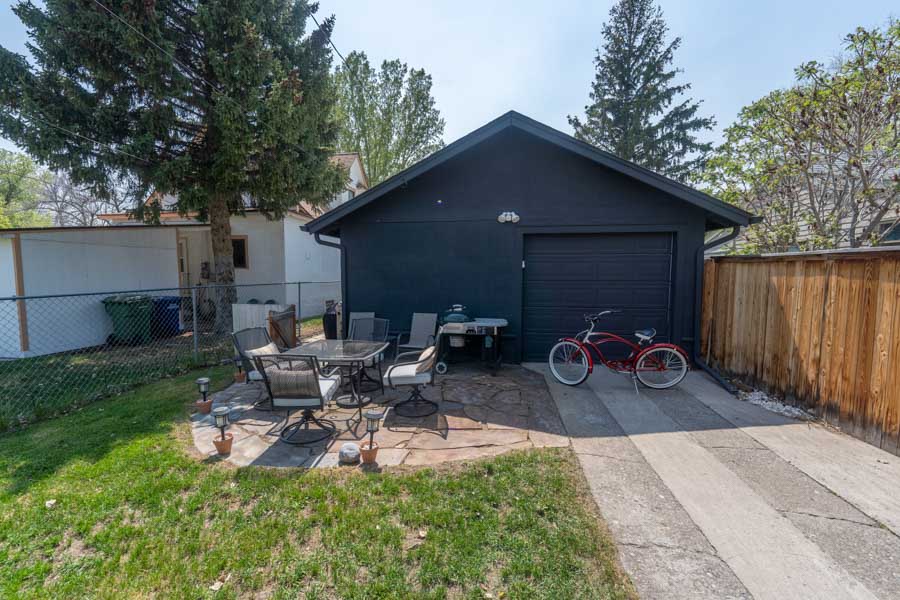 Livingston Rental Home Fisherman's Bungalow backyard