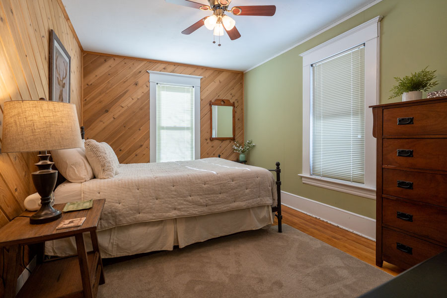 Fisherman's Bungalow Livingston Vacation Rental Home bed