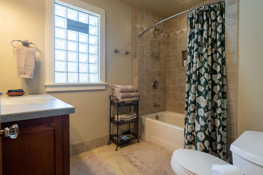 Fisherman's Bungalow Livingston Vacation Rental Home bath