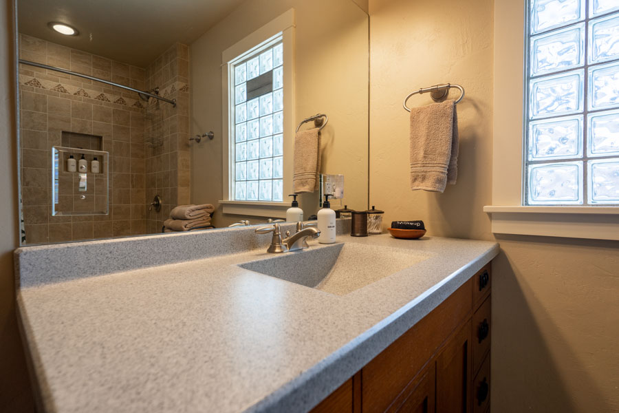 Fisherman's Bungalow Livingston Vacation Rental Home sink