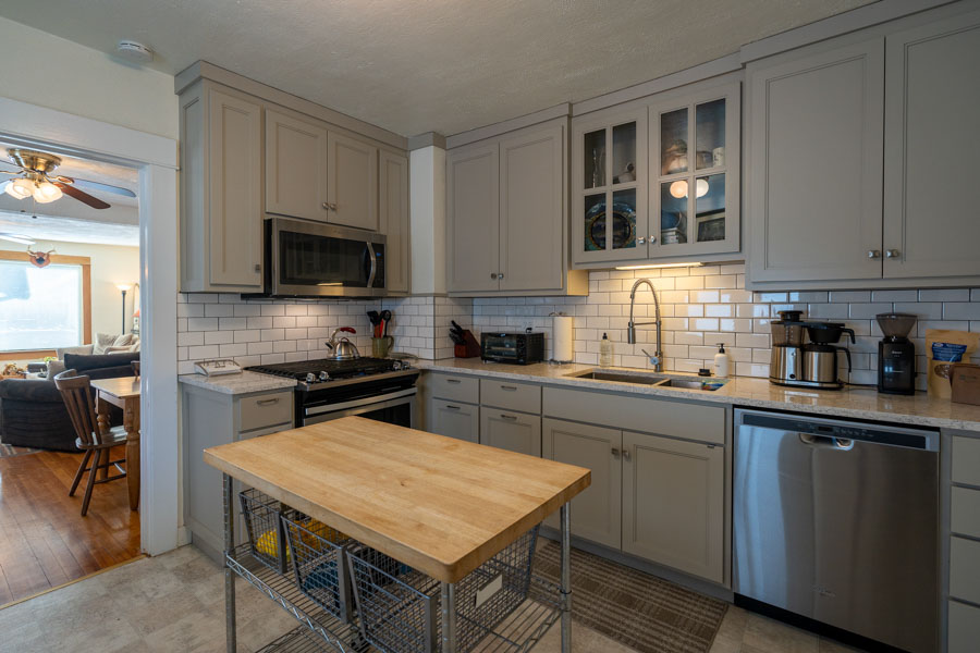 Fisherman's Bungalow Livingston Vacation Rental Home kitchen