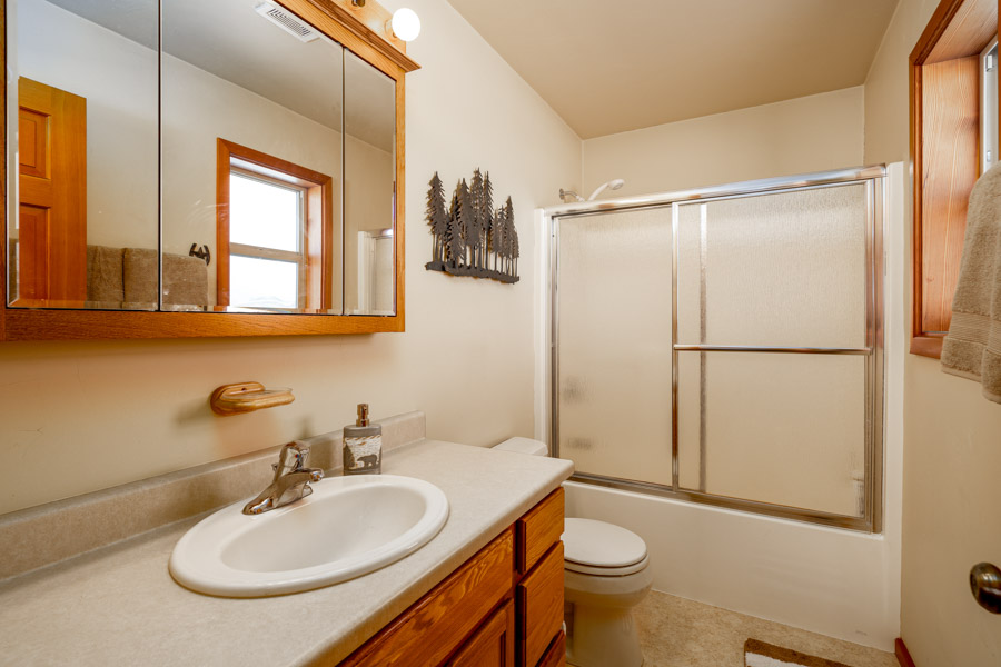 Livingston Montana Vacation Rental Home Horseshoe Ranch bath