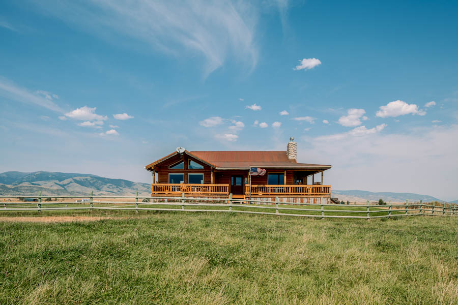 Montana Vacation Rental Home in Paradise Valley Horseshoe Ranch outside