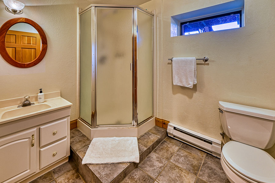 Jackalope Lodge bathroom