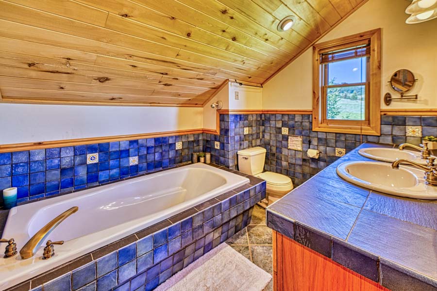 Paradise Valley rental home loft bath