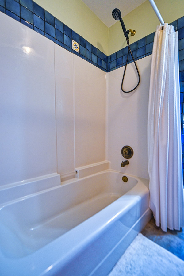 Jackalope Lodge bathroom