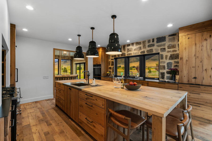 Paradise Valley Vacation Rental Home Lodge at Elbow Creek bar