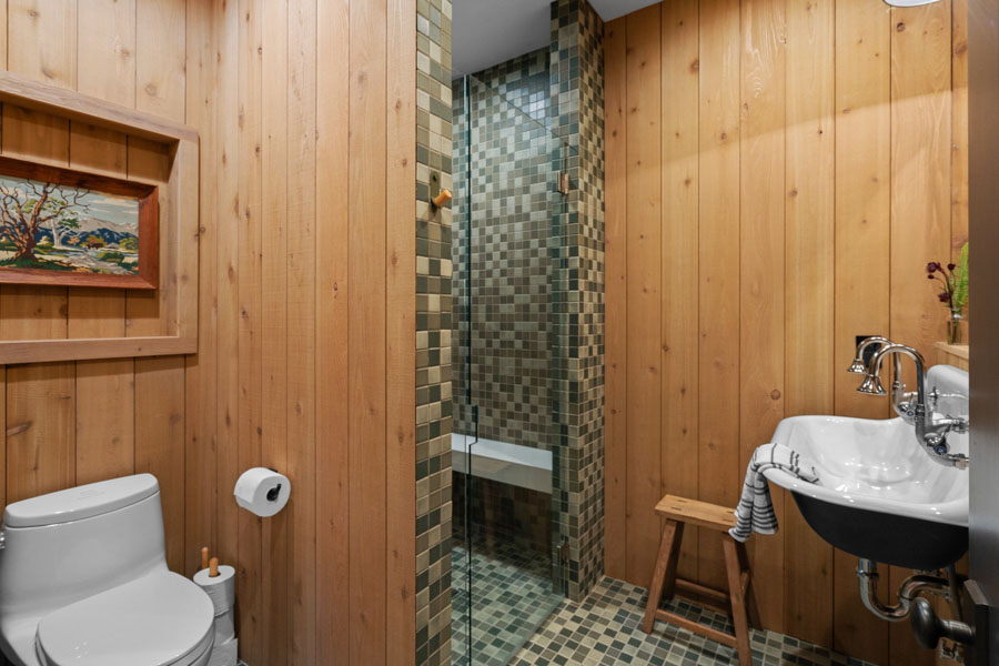 Livingston Vacation Home Lodge at Elbow Creek bath